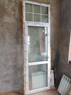 Новая балконная, пластиковая дверь с окном
