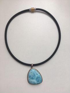 Ожерелье с натуральным камнем на каучуковом ремешк