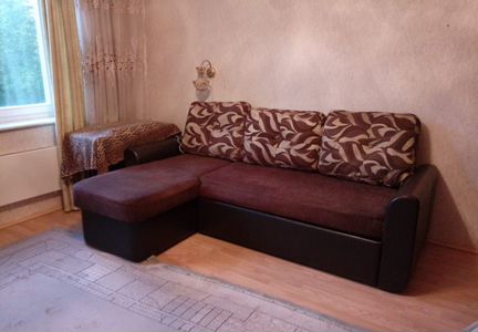 Угловой диван с кожаными подголовниками