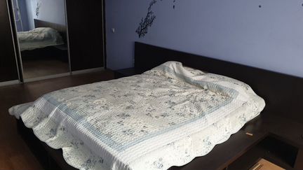 Кровать в комплекте с мебелью