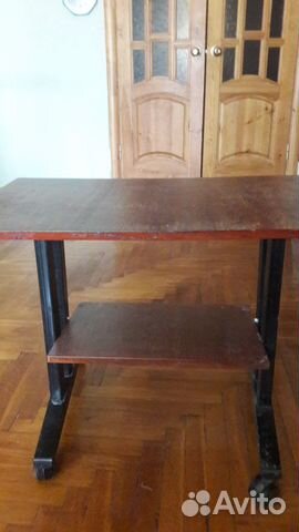 Столик на колесиках