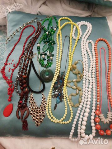 Бусы и бижутерия