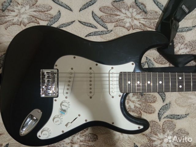 Fender squier stratocaster и комбоусилитель Fender