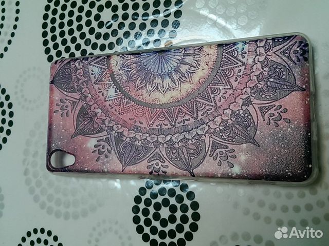 Чехлы на телефон