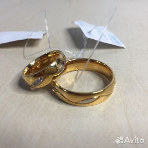 Необычные обручальные кольца с цирконами