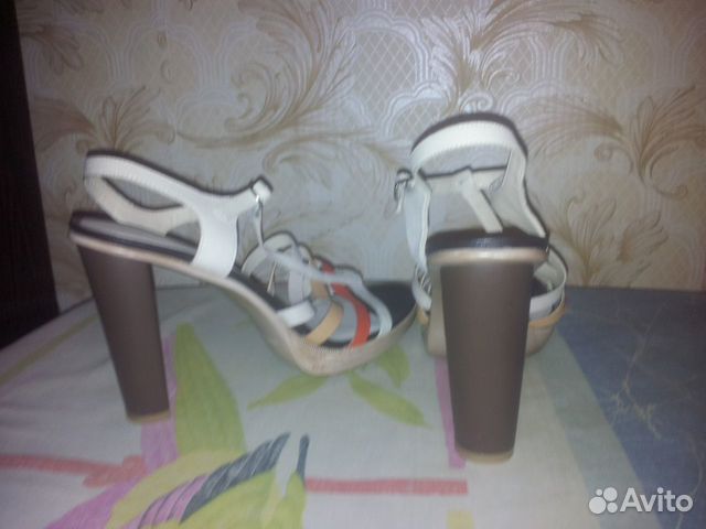 Открытые туфли на высоком каблуке