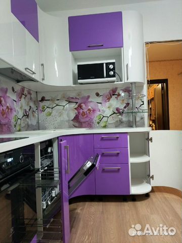 Кухня угловая на заказ с гнутыми фасадами Кухня угловая на заказ с гнутыми фасадами