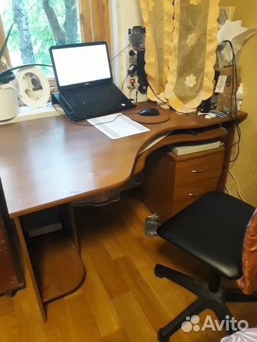 Угловой компьютерный стол с выдвижной тумбой