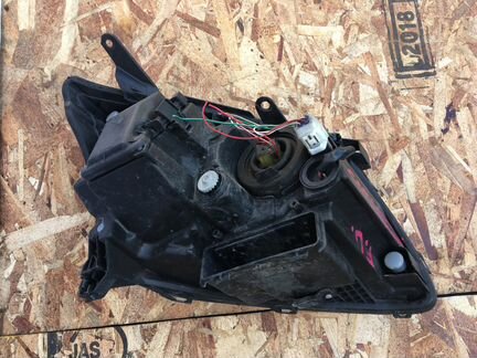 Фара левая Toyota Avensis T25