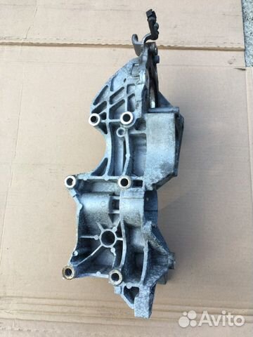 Кронштейн генератора на Audi A4 B8 A6 C7 2.0 TDI