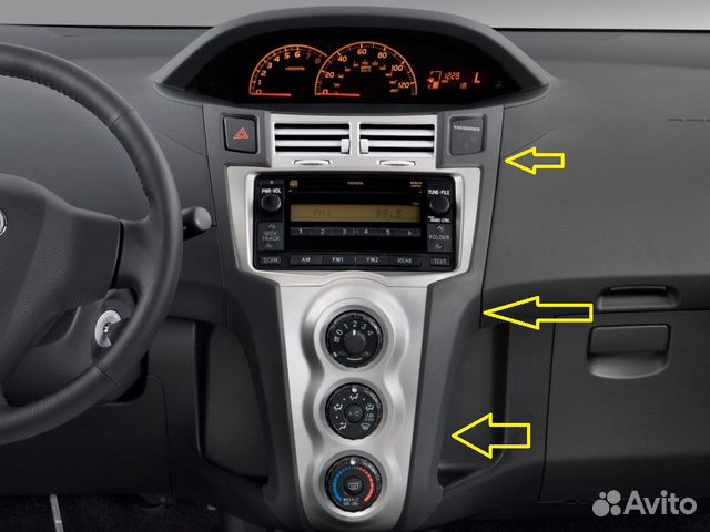 Накладка приборной панели Ярис правая 05-11