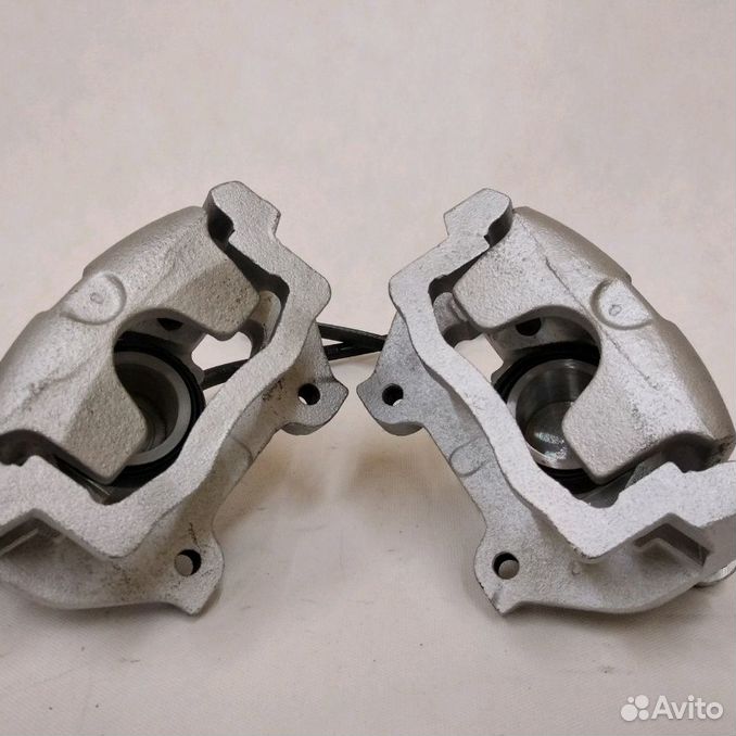 Суппорт ваз р13 и р14. Суппорт ваз 2112 r14. Скоба суппорта 2110 r13. Скоба суппорта 2112. Суппорта 13 и 14.