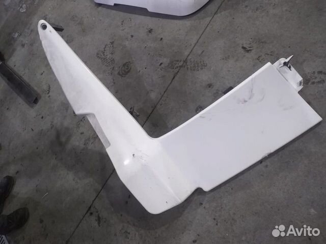 Cпойлер кабины верхний правый \volvo