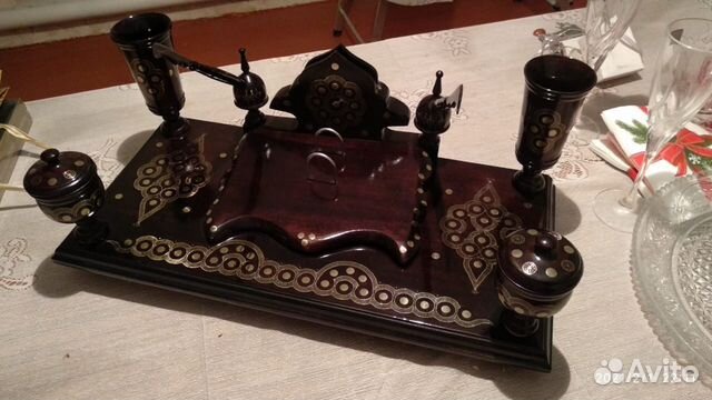 Столик из красного дерева