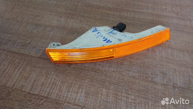 Указатель поворота правый жёлтый Volkswagen Passat