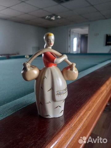 Статуэтка девушка с коромыслом с грибами