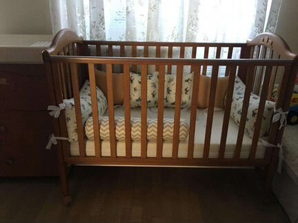 Кроватка детская и комод