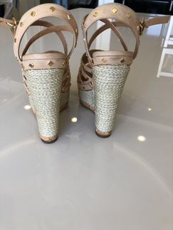 Босоножки на танкетке Schuts