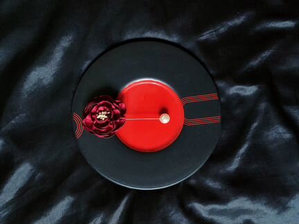 Нежная элегантная брошь бордовый цветок