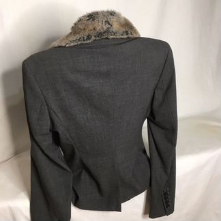 Пиджак серый с меховым воротником