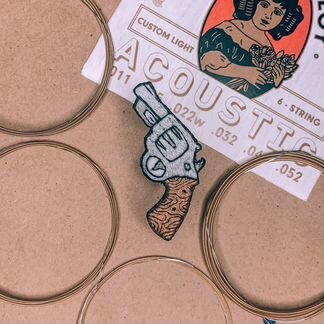 Брошь ручной работы Револьвер