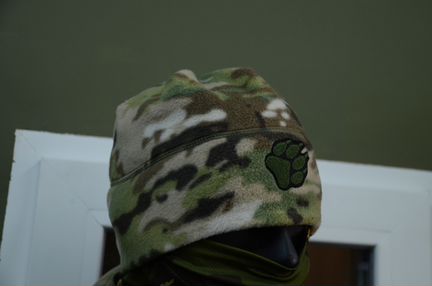 Флисовая шапка в мультикаме с лапой волка