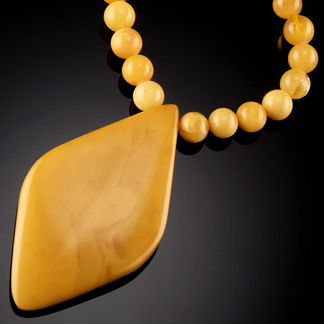 Кулон из натурального янтаря 