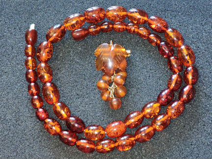 Бусы и брошь из янтаря