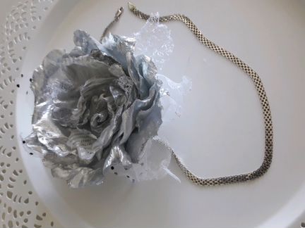 Брошь-заколка ручной работы из ткани 