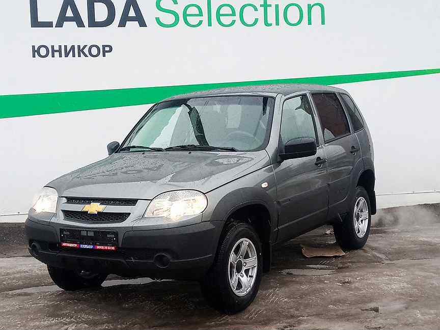 Авито нива 2020 года. Нива Шевроле 1 Рестайлинг. Нива Шевроле 2013. Chevrolet Niva 2013 года. Нива Шевроле 2000 года.