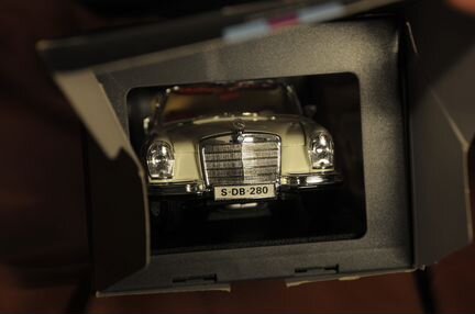 Mercedes Benz 280se Cabrio 1967 модель 1:18 Maisto