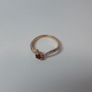 Кольцо из золота с гранатом и фианитами