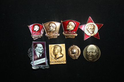 Значок влксм Ударник 1973г с удостоверением и др