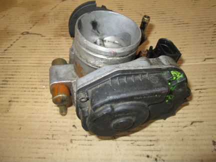 Дроссельная заслонка 037133064D