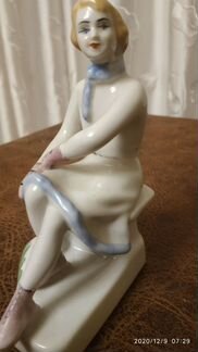 Статуэтка фарфоровая «Конькобежка» («На катке»)