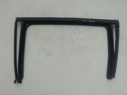 Уплотнитель стекла задний левый Volkswagen Passat