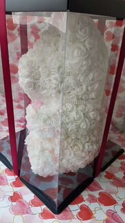 Мишка из белых роз с розовой короной новый 40см