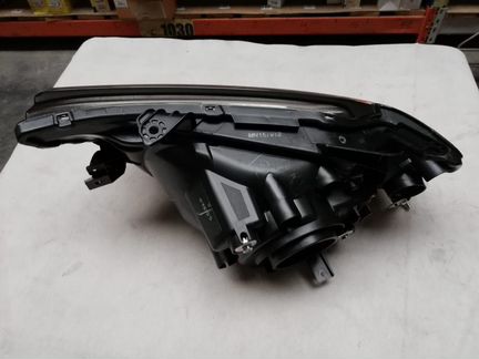 Фара правая Mitsubishi L200 8301A010