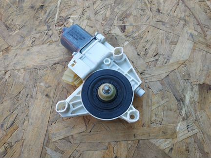 Моторчик стеклоподъемника правый Mercedes X164 GL