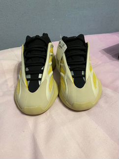 Adidas yeezy 700 V3 safflower 6.5 US