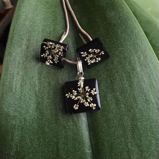 Украшение из эпоксидной смолы с настоящими цветами