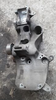 Рено ниссан кронштейн компрессора 688300724R