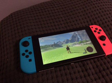 Практически новая Nintendo switch с игрой и чехлом