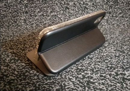 Для iPhone X: строгий кейс-обложка
