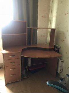 Компьютерный стол с полками