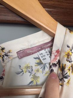 Комбинация блузы и чёрных брюк