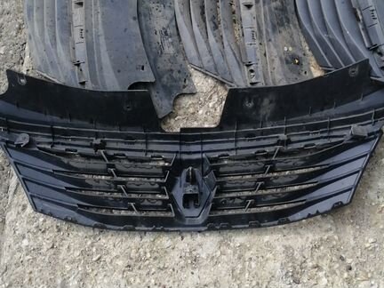 Решетка радиатора Renault Logan sandero