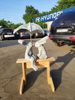 Скульптура влюбленные зайцы