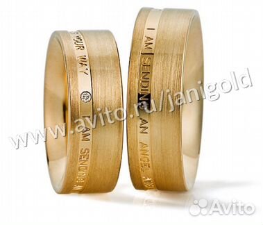 Золотое обручальное кольцо