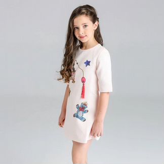 Платье с нашивками и вышивкой 7-9 лет